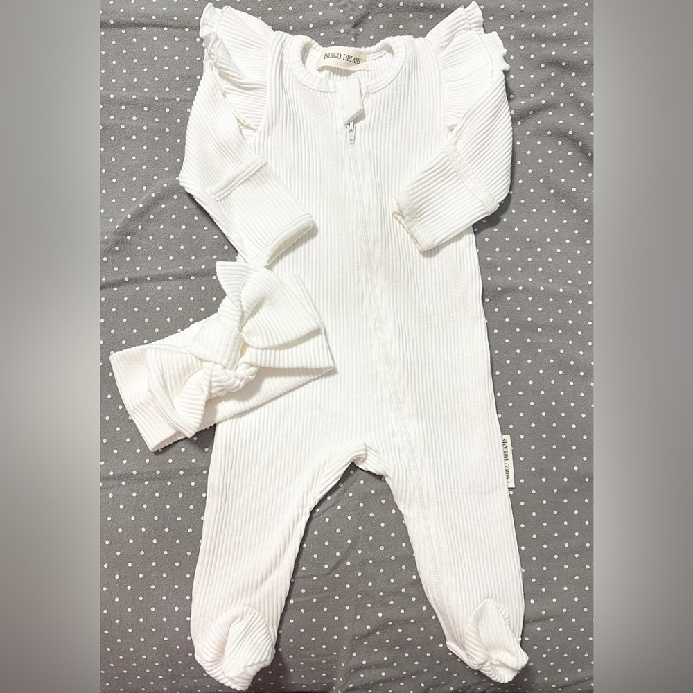 Newborn coming home outfit in white with ruffles on the shoulder. Size Newborn
